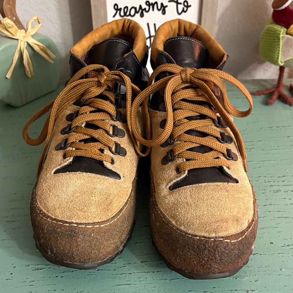 Free People Tan Hiking Shoes SZ 39 box 50